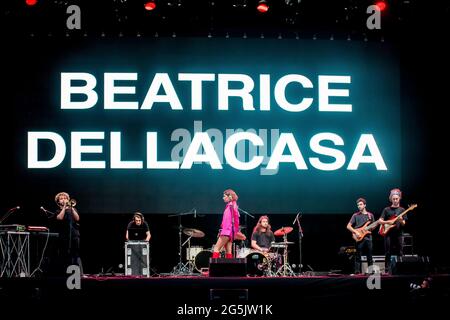 Bologna, Italien. Juni 2021. (6/25/2021) Beatrice 1997 Dellacasa ist die Gewinnerin des Oltre Music Contest, des ersten Online-Wettbewerbs, der vom Oltre Festival als Alternative zur zweiten Ausgabe des Festivals im Jahr 2020 organisiert wurde, die aufgrund der Pandemie nicht stattfand. Musik für Beatrice Dellacasa ist eine Reise voller Überraschungen, Austausch und Einfühlungsvermögen, die mit 16 Jahren zufällig begann. Beatrice hat auch als Schauspielerin an einigen Netflix-Serien teilgenommen. (Foto: Luigi Rizzo/Pacific Press/Sipa USA) Quelle: SIPA USA/Alamy Live News Stockfoto