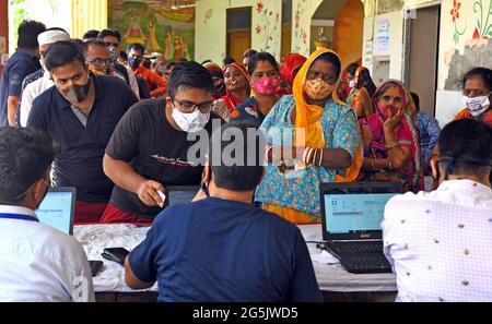 Gesundheitshelfer nehmen während einer speziellen Impfkampagne in einem Impfzentrum in Beawar Angaben zu COVID-19-Impfungen von Anwohnern mit. Der erste Fall der Delta-plus-Variante des Coronavirus in Rajasthan wurde am 27. Juni 2021 in Bikaner, Indien, gefunden. Die Probe einer Frau, die positiv auf Coronavirus getestet wurde, wurde am 30. Mai zur Genomsequenzierung an das National Institute of Virology in Pune geschickt, und ihr Testbericht kam am 25. Juni. Insgesamt wurden 48 Fälle von Delta plus und vier Todesfälle in 10 indischen Bundesstaaten gemeldet. (Foto von Sumit Sararswat/Pacific Press/Sipa USA) Stockfoto