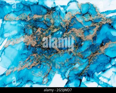 Alkohol Tinte Flüssigkeit Kunst. Wellen in blauen Farben mit flüssigen goldenen Einschluss. Abstrakter Marmorhintergrund oder Textur Stockfoto