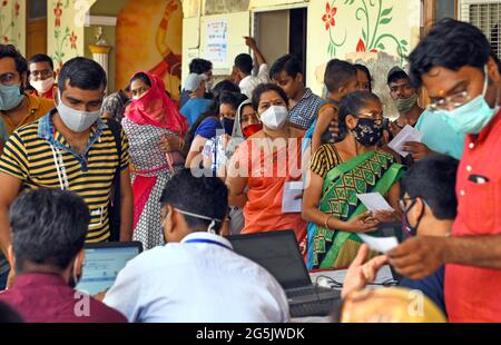 Die Begünstigten stehen in einer Schlange, um während einer speziellen Impfkampagne in einem Impfzentrum in Beawar einen COVID-19-Impfstoff zu erhalten. Der erste Fall der Delta-plus-Variante des Coronavirus in Rajasthan wurde am 27. Juni 2021 in Bikaner, Indien, gefunden. Die Probe einer Frau, die positiv auf Coronavirus getestet wurde, wurde am 30. Mai zur Genomsequenzierung an das National Institute of Virology in Pune geschickt, und ihr Testbericht kam am 25. Juni. Insgesamt wurden 48 Fälle von Delta plus und vier Todesfälle in 10 indischen Bundesstaaten gemeldet. (Foto von Sumit Sararswat/Pacific Press/Sipa USA) Stockfoto