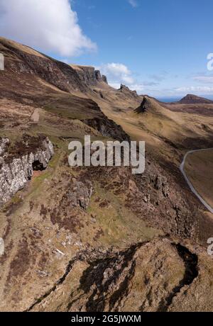 Die quiraing in der Nähe von staffin Insel skye Blick Osten sonnigen Tag vertikalen Format Stockfoto