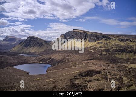 Der quiraing in der Nähe von staffin Insel skye sonniger Tag mit Blick nach Süden über zwei kleine Seen Stockfoto