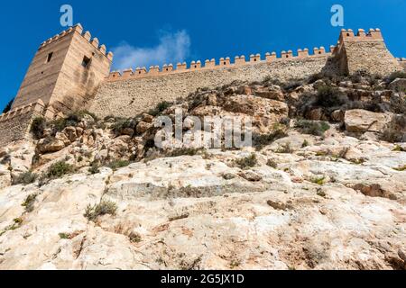 Außenmauer der Festung Alcazaba von Almería im alten Zentrum von Almeria, Andalusien, Spanien Stockfoto