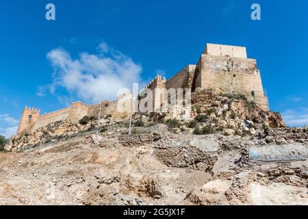 Außenmauer der Festung Alcazaba von Almería im alten Zentrum von Almeria, Andalusien, Spanien Stockfoto