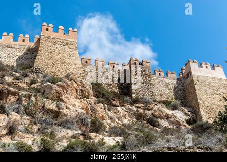 Außenmauer der Festung Alcazaba von Almería im alten Zentrum von Almeria, Andalusien, Spanien Stockfoto