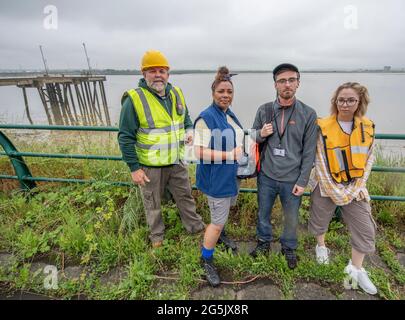 Purfleet, Essex, Großbritannien. 28. Juni 2021. Eine Creative Estuary Co-kommission mit Queen’s Theatre Hornchurch, Die Produktion von „Tales from the Thames“ ist die erste einer neuen Serie aufregender Creative Estuary Co-Commissions – einer Initiative, die 60 Meilen der Region North Kent und South Essex als eine der dynamischsten und kreativsten Regionen Großbritanniens in der gesamten Region präsentieren soll Großbritannien – arbeitet bei dieser Gelegenheit mit Queen’s Theatre Hornchurch zusammen. Die Darsteller in Kostümen an der Themsemündung in Purfleet, wo die erste Produktion stattfinden wird. Besetzung: Tim Freeman; Mia Jerome; Tom Mangan; Lisa Stockfoto