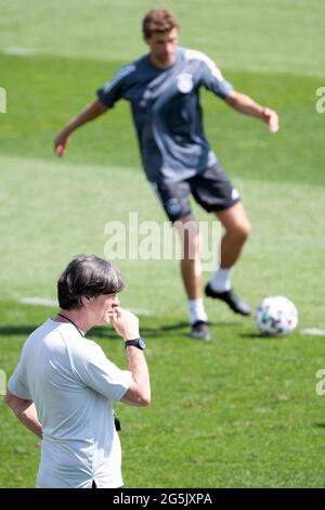 Herzogenaurach, Deutschland. Juni 2021. Fußball: Europameisterschaft, Nationalmannschaft, Runde von 16, vor dem Spiel England - Deutschland, Training Deutschland, auf dem Adi Dassler Sportplatz. Bundestrainer Joachim Löw (l.) beobachtet Thomas Müller im letzten Training vor dem Spiel gegen England. Quelle: Federico Gambarini/dpa/Alamy Live News Stockfoto