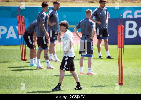 Herzogenaurach, Deutschland. Juni 2021. Fußball: Europameisterschaft, Nationalmannschaft, Runde von 16, vor dem Spiel England - Deutschland, Training Deutschland, auf dem Adi Dassler Sportplatz. Deutschlands Nationaltrainer Joachim Löw beobachtet seine Spieler im letzten Training vor dem Spiel gegen England. Quelle: Federico Gambarini/dpa/Alamy Live News Stockfoto