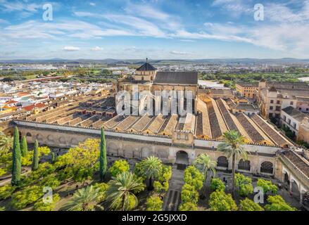 Cordoba, Spanien. Blick auf die Moschee-Kathedrale vom Turm Torre Campanario Stockfoto