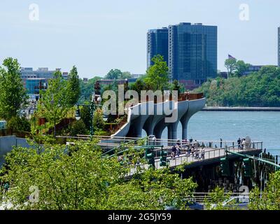 Menschenmassen auf der neuen Little Island am Pier 55, Hudson River Park, Hudson River Greenway, aus der Ferne gesehen, New York, NY, USA. Stockfoto