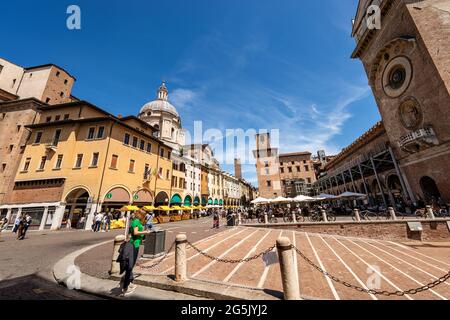 Piazza delle Erbe in der Innenstadt von Mantua mit der Basilika und der Kathedrale von Sant’Andrea und dem mittelalterlichen Palazzo della Ragione. Lombardei, Italien, Europa. Stockfoto