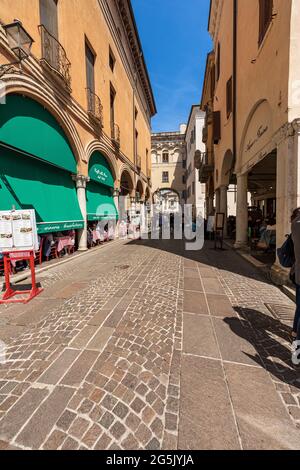 Restaurants und Pizzeria in Mantua Downtown, Lombardei, Italien, Europa. Viele Leute essen zu Mittag unter den Arkaden der Straße im Zentrum. Stockfoto