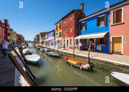 Mehrfarbige Häuser (helle Farben) und kleiner Kanal mit festfahrenden Booten auf der Insel Burano, der venezianischen Lagune, Venedig, Venetien, Italien, Europa. Stockfoto