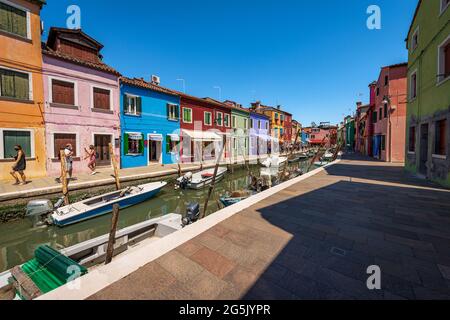 Mehrfarbige Häuser (helle Farben) und kleiner Kanal mit festfahrenden Booten auf der Insel Burano, der venezianischen Lagune, Venedig, Venetien, Italien, Europa. Stockfoto