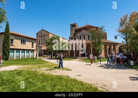 Insel Torcello, Basilika und Kathedrale Santa Maria Assunta im venezianisch-byzantinischen Stil (639) und die Kirche Santa Fosca (IX-XII Jahrhundert). Stockfoto