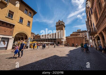 Mantua. Kirche Rotonda di San Lorenzo im romanischen Stil (1083-XI Jahrhundert) und der mittelalterliche Palazzo della Ragione (XI-XII Jahrhundert). Stockfoto