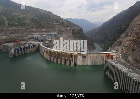 Zhaotong, China. Juni 2021. Das weltweit größte Wasserkraftwerk Baihetan wird am 28. Juni 2021 in Zhaotong, Yunnan, China, in Betrieb genommen.(Foto: TPG/cnsphotos) Quelle: TopPhoto/Alamy Live News Stockfoto