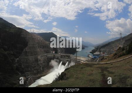 Zhaotong, China. Juni 2021. Das weltweit größte Wasserkraftwerk Baihetan wird am 28. Juni 2021 in Zhaotong, Yunnan, China, in Betrieb genommen.(Foto: TPG/cnsphotos) Quelle: TopPhoto/Alamy Live News Stockfoto