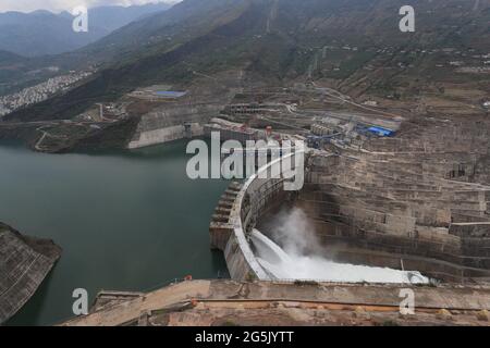 Zhaotong, China. Juni 2021. Das weltweit größte Wasserkraftwerk Baihetan wird am 28. Juni 2021 in Zhaotong, Yunnan, China, in Betrieb genommen.(Foto: TPG/cnsphotos) Quelle: TopPhoto/Alamy Live News Stockfoto