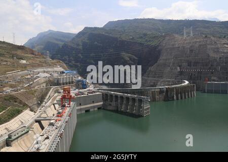 Zhaotong, China. Juni 2021. Das weltweit größte Wasserkraftwerk Baihetan wird am 28. Juni 2021 in Zhaotong, Yunnan, China, in Betrieb genommen.(Foto: TPG/cnsphotos) Quelle: TopPhoto/Alamy Live News Stockfoto