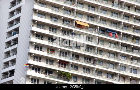 28. Juni 2021, Berlin: Ein mehrstöckiges Wohnhaus mit zahlreichen Wohnungen befindet sich in der Leipziger Straße im Stadtteil Mitte. Foto: Wolfgang Kumm/dpa Stockfoto