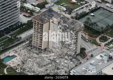 Ein Teil der 12-stöckigen, direkt am Meer gelegenen Champlain Towers South Ferienwohnung, mit mehr als 100 Einheiten in der 8777 Collins Ave., brach am Donnerstag, den 24. Juni 2021, um 2 Uhr morgens zusammen. (Foto von Amy Beth Bennett/South Florida Sun Sentinel/TNS/Sipa USA) Stockfoto