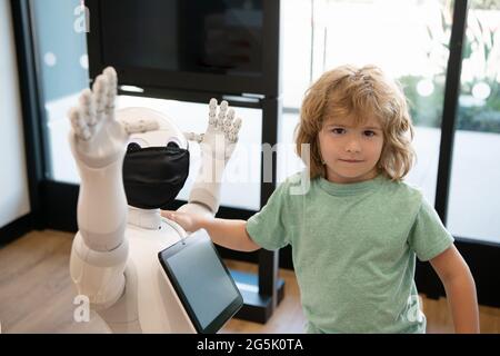 Smart Boy Kind kommunizieren mit Roboter-Assistenten-Technologie für moderne Bildung, Innovation Stockfoto