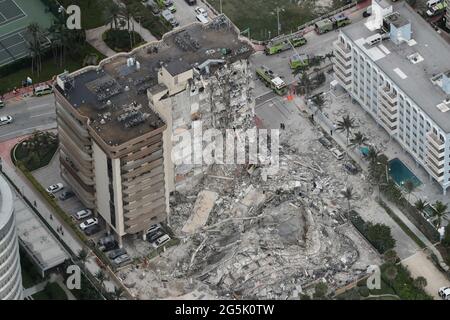 Ein Teil der 12-stöckigen, direkt am Meer gelegenen Champlain Towers South Ferienwohnung, mit mehr als 100 Einheiten in der 8777 Collins Avenue, brach am 24. Juni 2021 zusammen. (Foto von Amy Beth Bennett/South Florida Sun Sentinel/TNS/Sipa USA) Stockfoto