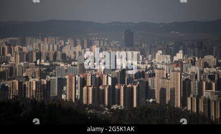 Stadt Kunming mit Gebäuden dicht gebaut, riesige Bevölkerung in China Stockfoto