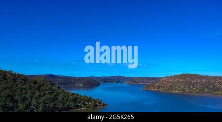 Panorama-Drohnenansicht des Mooney Money Hawkesbury River in NSW Australien wunderschöne blaue und grüne Farben Stockfoto