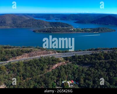 Panorama-Drohnenansicht des Mooney Money Hawkesbury River in NSW Australien wunderschöne blaue und grüne Farben Stockfoto