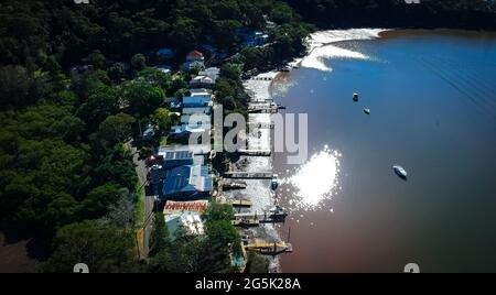 Panorama-Drohnenansicht des Mooney Money Hawkesbury River in NSW Australien wunderschöne blaue und grüne Farben Stockfoto