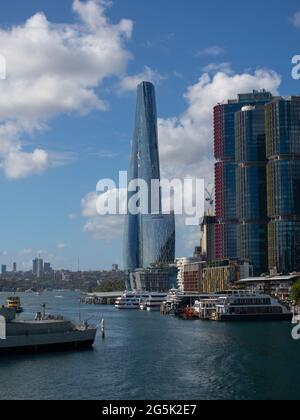 Sydney Harbour Australia an einem sonnigen, klaren blauen Himmel mit den türkisfarbenen Farben der Bucht und den Hochhausbüros der Stadt im Hintergrund Stockfoto