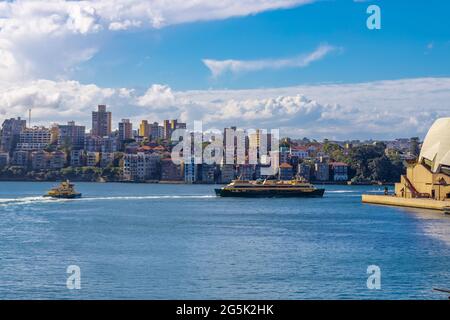 Sydney Harbour Australia an einem sonnigen, klaren blauen Himmel mit den türkisfarbenen Farben der Bucht und den Hochhausbüros der Stadt im Hintergrund Stockfoto