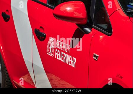 Berlin; Deutschland - 26. Juni; 2021: Blick auf das Logo der Berliner Feuerwehr an der Tür eines Feuerwehrmotors. Stockfoto