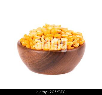 Trockene gelbe Erbsen in Holzschüssel, isoliert auf weißem Hintergrund. Hälften gelber Hülsenfrüchte. Stockfoto