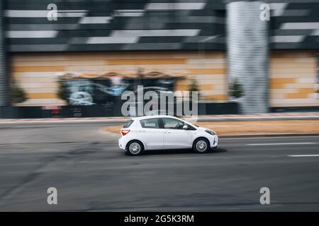 Ukraine, Kiew - 27. Juni 2021: Weißes Toyota Yaris Auto bewegt sich auf der Straße. Redaktionell Stockfoto