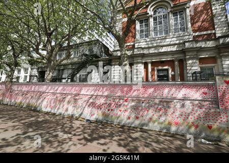 London, Großbritannien. Mai 2021. Blick auf die National Covid Memorial Wall auf dem Damm auf der Südseite der Themse, gegenüber dem Houses of Parliament. Sie erinnert daran, wie hart das letzte Jahr für viele war. Die Gedenkstätte entwickelt sich weiter – ursprünglich wurde für jeden der 150,000 Menschen, die während der Pandemie im Vereinigten Königreich ums Leben kamen, ein Herz gezogen. Die Öffentlichkeit fügt weiterhin Herzen und persönliche Botschaften hinzu, während das Denkmal zu einem festen Bestandteil des Lebens in London wird. (Foto von Martin Pope/SOPA Images/Sipa USA) Quelle: SIPA USA/Alamy Live News Stockfoto