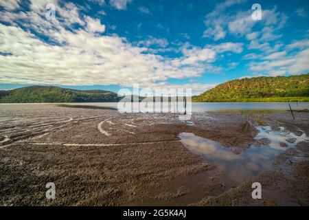 Panorama-Drohnenansicht des Mooney Money Hawkesbury River in NSW Australien wunderschöne blaue und grüne Farben Stockfoto