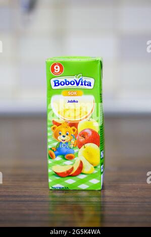 POZNAN, POLEN - 15. Jun 2016: Polnischer BoboVita Apfelsaft für Kinder in einer Kiste Stockfoto