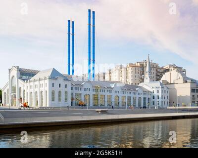 Moskau. Russland. 26. Juni 2021. Ehemaliges Wasserkraftwerk Nr. 2 am Bolotnaja-Ufer im Zentrum von Moskau. Das historische Gebäude ist Stockfoto