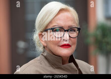 Angelika MILSTER in einer Gastrolle bei UNTER UNS, die Saengerin und Schauspielerin als Gaststar in der Rolle von Hilde Müller. Auf den ersten Blick eine sehr charmante, gutherzige Oma, die gerne auf der Bank in der Sonne sitzt und Tauben füttert: Aber alles ist eine Fassade! In Wirklichkeit führt sie ein doppeltes kriminelles Leben. Porträt, Porträt, Porträt, Einzelbild beschnitten, Einzelbild, Einzelbild, Im Hintergrund der Wesen. UNTER UNS in den MMC Studios Köln, Fotosession am 24. Juni 2021 in Köln, ausgestrahlt vom 22. September 2021 auf RTL, Stockfoto