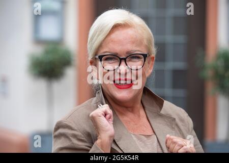 Angelika MILSTER in einer Gastrolle bei UNTER UNS, die Saengerin und Schauspielerin als Gaststar in der Rolle von Hilde Müller. Auf den ersten Blick eine sehr charmante, gutherzige Oma, die gerne auf der Bank in der Sonne sitzt und Tauben füttert: Aber alles ist eine Fassade! In Wirklichkeit führt sie ein doppeltes kriminelles Leben. Porträt, Porträt, Porträt, Einzelbild beschnitten, Einzelbild, Einzelbild, Im Hintergrund der Wesen. UNTER UNS in den MMC Studios Köln, Fotosession am 24. Juni 2021 in Köln, ausgestrahlt vom 22. September 2021 auf RTL, Stockfoto