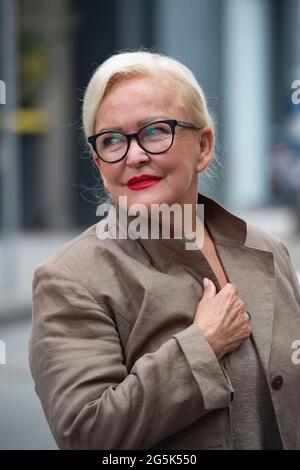 Angelika MILSTER in einer Gastrolle bei UNTER UNS, die Saengerin und Schauspielerin als Gaststar in der Rolle von Hilde Müller. Auf den ersten Blick eine sehr charmante, gutherzige Oma, die gerne auf der Bank in der Sonne sitzt und Tauben füttert: Aber alles ist eine Fassade! In Wirklichkeit führt sie ein doppeltes kriminelles Leben. Porträt, Porträt, Porträt, Einzelbild beschnitten, Einzelbild, Einzelbild, Im Hintergrund der Wesen. UNTER UNS in den MMC Studios Köln, Fotosession am 24. Juni 2021 in Köln, ausgestrahlt vom 22. September 2021 auf RTL, Stockfoto