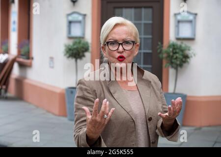 Angelika MILSTER in einer Gastrolle bei UNTER UNS, die Saengerin und Schauspielerin als Gaststar in der Rolle von Hilde Müller. Auf den ersten Blick eine sehr charmante, gutherzige Oma, die gerne auf der Bank in der Sonne sitzt und Tauben füttert: Aber alles ist eine Fassade! In Wirklichkeit führt sie ein doppeltes kriminelles Leben. Porträt, Porträt, Porträt, Einzelbild beschnitten, Einzelbild, Einzelbild, Im Hintergrund der Wesen. UNTER UNS in den MMC Studios Köln, Fotosession am 24. Juni 2021 in Köln, ausgestrahlt vom 22. September 2021 auf RTL, Stockfoto