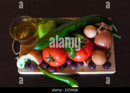 Zutaten für traditionellen handgemachten griechischen Dorfsalat, mediterrane Ernährung. Stockfoto