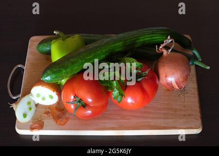 Zutaten für traditionellen handgemachten griechischen Dorfsalat, mediterrane Ernährung. Stockfoto