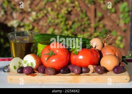 Zutaten für traditionellen handgemachten griechischen Dorfsalat, mediterrane Ernährung. Stockfoto