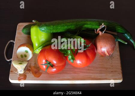 Zutaten für traditionellen handgemachten griechischen Dorfsalat, mediterrane Ernährung. Stockfoto