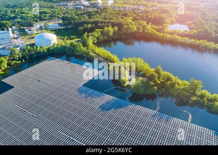 Panorama-Luftaufnahme von schwimmenden Bauernhof Solarzellen Zellpark Plattform-System auf dem See die moderne Technologie Stockfoto